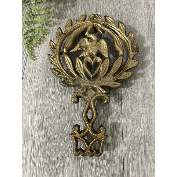 Vintage Cast Iron Trivet Eagle And Heart Americana Gold Tone Country Cottage - Picture 2 of 6
